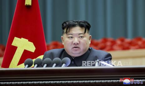 Pemimpin Korea Utara Kim Jong Un memberikan pidato saat menghadiri Pertemuan Ibu Nasional di Pyongyang, Korea Utara pada Ahad (3/12/2023). Pada pertemuan itu, Kim Jong Un memohon kepada ibu-ibu di Korea Utara untuk memiliki lebih banyak anak. Hal ini dilakukan sebagai upaya menghentikan penurunan angka kelahiran di Korea Utara.