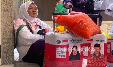 Koper-Koper Jamaah Haji. Jamaah haji menanti koper mereka diturunkan petugas dari dalam bus yang membawa dari Bandara Madinah ke hotel tempat menginap di dekat Masjid Nabawi.