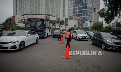 Polda Metro Jaya dan Kodam Jaya menerjunkan sebanyak 1.024 personel gabungan untuk mengamankan dan mencegah terjadinya kerumunan saat malam takbiran Idul Fitri 1442 H. 