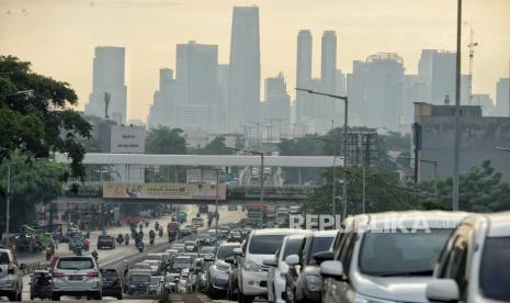 Kendaraan terjebak macet di Jalan Kampung Melayu, Jakarta, Jumat (11/2/2022). Tren kasus di DKI Jakarta saat ini justru menunjukan tanda-tanda melewati puncak.