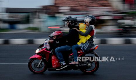 Pemudik melintas di Jalan Raya Kelari, Karawang, Jawa Barat, Selasa (25/4/2023). Sejumlah pemudik dari arah Jawa Tengah-Cirebon menuju arah Jakarta mulai memadati jalan arteri Karawang pada arus balik lebaran Idul Fitri 1444 Hijriah. Pemerintah mengimbau kepada pemudik untuk menunda melakukan perjalanan balik setelah tanggal 26 April 2023 guna menghindari penumpukan kendaraan pada puncak arus balik tanggal 24-25 April 2023.