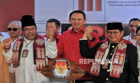 Pasangan bakal cagub dan cawagub Jakarta Pramono Anung (kanan) dan Rano Karno (kiri), bersama Basuki Tjahaja Purnama (kanan) berfoto usai mendaftar di kantor KPU DKI Jakarta, Rabu (28/8/2024)