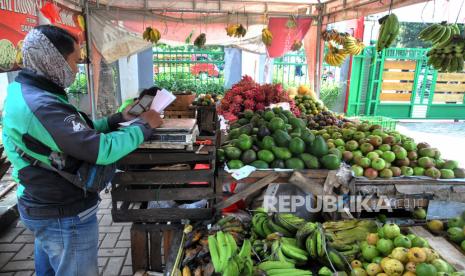 Pengemudi ojek daring mencatat belanjaan warga yang dipesan secara daring di Pasar Mitra Tani, (ilustrasi). Dorong kebangkitan pasar produk pertanian yang mengalami kelesuan akibat dampak pandemi, Pemerintah Kabupaten (Pemkab) Semarang melalui Dinas Pertanian Peternakan dan Ketahanan Pangan (Dispertanikap) menggelar Pasar Mitra Tani.