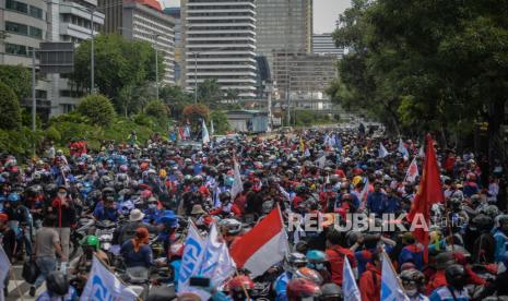 Massa aksi yang tergabung dalam serikat buruh dan mahasiswa melakukan aaksi penolakan terhadap pengesahan Omnibus Law Undang-Undang Cipta Kerja di kawasan Patung Kuda, Jakarta, Kamis (22/10). Dalam aksi tersebut massa aksi menuntut Presiden Joko Widodo untuk mencabut Omnibus Law Undang-Undang Cipta Kerja yang dianggap merugikan masyarakat dan buruh. Republika/Thoudy Badai