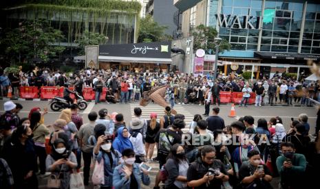 Warga bersiap melakukan peragaan busana Citayam Fashion Week di kawasan Dukuh Atas, Jakarta, Rabu (27/7/2022). 