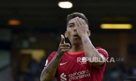 Pemain Liverpool Roberto Firmino merayakan setelah mencetak gol kedua timnya selama pertandingan sepak bola Liga Inggris antara Norwich City dan Liverpool di Stadion Carrow Road di Norwich, Inggris, Sabtu, 14 Agustus 2021.