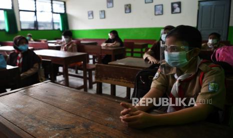 Sejumlah murid mengikuti uji coba pembelajaran tatap muka (PTM) tahap 2. 