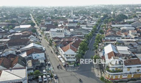 Foto udara suasana lengang simpang lima kota tua Ampenan, Mataram, NTB, Jumat (3/4/2020). Berdasarkan data Dinas Kesehatan Provinsi NTB jumlah warga positif akibat virus corona (COVID-19) yang tersebar di Kota Mataram, Lombok Timur dan Sumbawa hingga Kamis (2/4) berjumlah enam orang yang terdiri dari lima orang masih dirawat dan satu orang meninggal