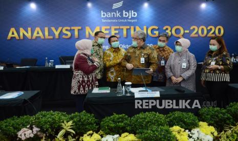 Dirut Bank BJB Yuddy Renaldi berbincang dengan para direksi sebelum Analyst Meeting 3Q-2020 secara daring, di Menara Bank BJB, Jalan Naripan, Kota Bandung, Selasa (27/10). Bank BJB secara konsolidasi berhasil memperoleh laba bersih Rp1,2 triliun selama paruh ketiga tahun 2020 atau tumbuh sebesar 5,9% year-on-year (y-o-y). Capaian positif ini tidak terlepas dari bisnis model bank yang tahan dalam menghadapi dinamika perekonomian.