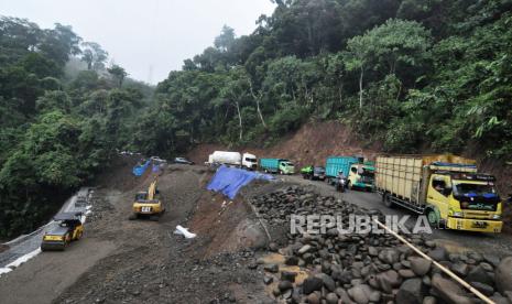 Pekerja mengoperasikan alat berat untuk memperbaiki jalan lintas yang memgalami amblas  di jalan lintas Bengkulu-Sumatera Selatan KM44 di Kabupaten Bengkulu Tengah, Bengkulu, Ahad (03/3/2024). Pemerintah Provinsi Bengkulu menyebutkan perbaikan jalan lintas tersebut dipercepat dan ditargetkan selesai pada akhir Maret 2024.