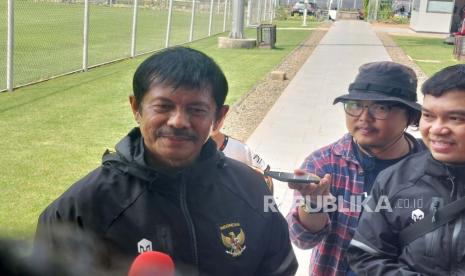 Pelatih Timnas Indonesia U-22 Indra Sjafri di Lapangan ABC Gelora Bung Karno, Jakarta, Senin (24/4/2023).