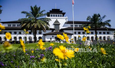 Suasana Gedung Sate di Bandung, Jawa Barat. Sejak Jumat (30/7), Gedung Sate ditutup selama dua pekan. Adanya pekerja di Gedung Sate yang positif Covid-19 menjadi alasan penutupan.