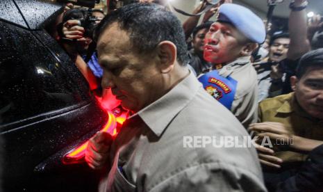 Ketua KPK Non Aktif Firli Bahuri saat akan menaiki mobil usai menjalani pemeriksaan di Bareskrim Polri, Jakarta, Rabu (27/12/2023). Firli Bahuri bungkam setelah diperiksa selama 11 jam terkait kasus dugaan pemerasan terhadap mantan Menteri Pertanian Syahrul Yasin Limpo.