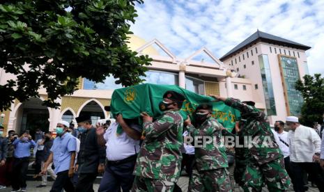 Petugas keamanan bersama TNI membawa jenazah Anggota Dewan Pengawas KPK Artidjo Alkostar menuju makam keluarga besar Universitas Islam Indonesia, Yogyakarta, Senin (1/3). 