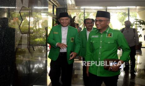 Plt Ketua Umum PPP Mardiono menyapa wartawan saat tiba untuk melakukan pertemuan di Gedung High End, Jakarta, Rabu (13/9/2023). Empat ketua umum partai politik pengusung bakal calon presiden (capres) Ganjar Pranowo menggelar rapat perdana yang membahas antara lain pemantapan Tim Pemenangan Nasional (TPN) dan agenda-agenda strategis lainnya