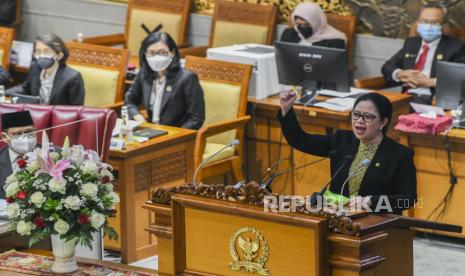 Ketua DPR RI Puan Maharani (kanan) menyampaikan pidato saat Rapat Paripurna peringatan HUT ke-76 di Gedung Nusantara II, Kompleks Parlemen, Senayan, Jakarta, Selasa (31/8). Kinerja DPR RI dalam mengawasi pemerintah, khususnya terkait penanganan pandemi Covid-19 dinilai sebuah hal positif untuk memperbaiki citra lembaga DPR tersebut di mata publik. DPR yang berulang tahun ke-76 pada 29 Agustus 1945 dianggap terus berbenah diri untuk menyerap seluruh aspirasi masyarakat. 