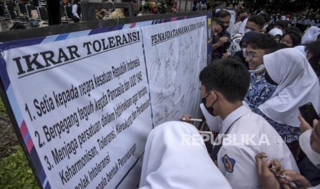 Sejumlah pelajar dari berbagai SMP di Kota Bandung membubuhkan tanda tangan usai kegiatan Ikrar Toleransi di Taman Dewi Sartika, Jalan Wastukencana, Sumur Bandung, Kota Bandung, Selasa (31/1/2023). Kegiatan yang diikuti oleh pelajar dan guru dari 70 SMP di Kota Bandung tersebut sebagai bentuk komitmen toleransi, meningkatkan kualitas kerukunan dan perdamaian antarumat beragama, serta menjaga keutuhan NKRI.