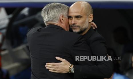 Pelatih Manchester City Josep Guardiola (kanan) berpelukan dengan juru taktik Real Madrid Carlo Ancelotti . 