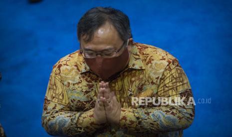 Menteri Riset dan Teknologi (Menristek)/Kepala Badan Riset dan Inovasi Nasional (BRIN) Bambang PS Brodjonegoro mengabarkan perkembangan Vaksin Merah Putih. Vaksin produksi dalam negeri itu ditargetkan mulai uji klinis tengah tahun 2021.