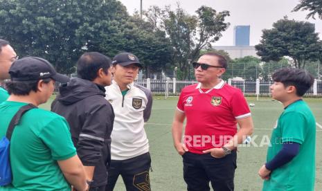 Ketum PSSI Mochamad Iriawan (merah) memantau latihan timnas Indonesia belum lama ini.