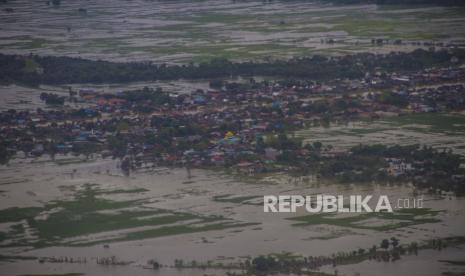 Foto udara areal persawahan di Kabupaten Banjar yang masih terendam air di Kalimantan Selatan, Kamis (28/1/2021). Berdasarkan data terbaru dari Badan Penanggulangan Bencana Daerah (BPBD) Provinsi Kalimantan Selatan pada Kamis (28/1/2021), bencana alam banjir di tujuh Kabupaten di Kalimantan Selatan mengakibatan 48.714 hektare lahan sawah terendam. 