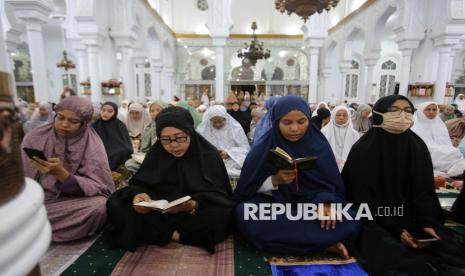 Umat Islam menghadiri peringatan malam Nuzulul Quran di Masjid Raya Baiturrahman, Banda Aceh, Aceh, Ahad (16/3/2025). Peringatan Nuzulul Quran atau turunnya Al Quran yang diperingati setiap 17 Ramadhan tersebut dihadiri ribuan umat muslim sekaligus penyerahan salinan Mushaf dari pemerintah Aceh kepada pengurus Masjid Baiturrahman serta penutupan kegiatan Aceh Ramadhan Festival. 