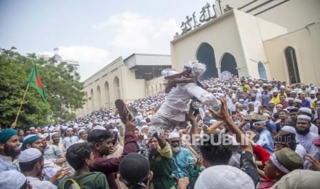  Anggota dan pendukung partai Islamis Islami Andolan Bangladesh menghadiri protes terhadap India menyusul komentar menghina Nabi Muhammad, setelah salat Jumat di Masjid Nasional Baitul Mukarram di Dhaka, Bangladesh, 10 Juni 2022. Dua pemimpin senior dalam keputusan Perdana Menteri India Partai Bharatiya Janata (BJP) memicu kecaman diplomatik internasional dari 57 negara Organisasi Kerjasama Islam (OKI), serta Arab Saudi, Qatar, Kuwait, dan Iran, menyusul komentar menghina mereka terhadap Nabi Muhammad. Bangladesh Gelar Unjuk Rasa di Depan Kedutaan India