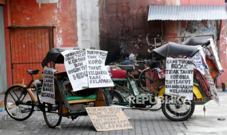 Tiga becak ditempeli tulisan meminta bantuan kepada warga di Perempatan Blok O, Yogyakarta, Kamis (18/6). Sepinya penumpang becak, ditambah matinya sektor pariwisata imbas pandemi Covid19 menjadi pukulan telak