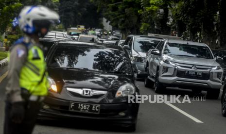 Polisi mengatur lalu lintas saat Operasi Zebra Lodaya 2021 di Jalan Raya Pajajaran, Kota Bogor, Jawa Barat, Senin (15/11). Wali Kota Bogor Bima Arya akan membatasi kendaraan yang masuk Kota Bogor selama libur Nataru.