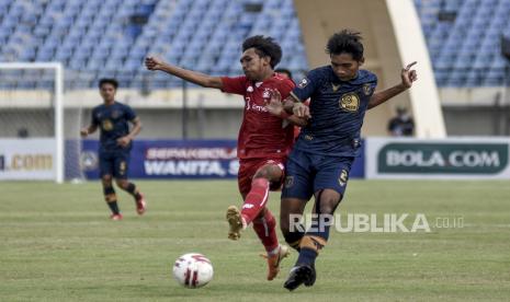 Bek Persik Kediri Yusuf Meilana Fuad Burhani (kiri) berebut bola dengan bek Persela Lamongan Zaenuri (kanan) dalam pertandingan lanjutan Grup C Piala Menpora 2021 di Stadion Si Jalak Harupat, Kabupaten Bandung, Kamis (7/4). Pertandingan antara Persela Lamongan melawan Persik Kediri tersebut berakhir imbang dengan skor 2-2. Foto: Republika/Abdan Syakura