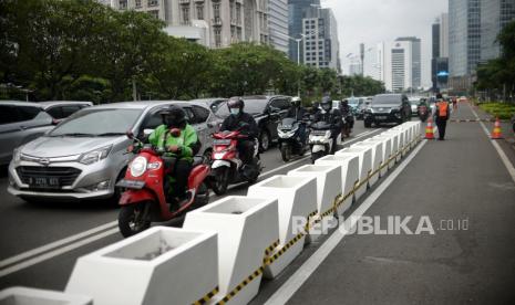 Pembatas jalur sepeda permanen di jalan Sudirman, Jakarta, Kamis (25/2). Pemprov DKI Jakarta mulai mempermanenkan jalur sepeda di Jalan Sudirman - Thamrin, Jakarta Pusat yang direncanakan akan membentang sepanjang 11,2 kilometer dari Bundaran Hotel Indonesia sampai Bundaran Senayan. Republika/Thoudy Badai