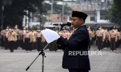 Wakil Gubernur Jawa Barat Uu Ruzhanul Ulum memberikan sambutan pada upacara pengibaran 109 bendera negara KTT Asia Afrika dan PBB di area Gedung Merdeka, Jalan Sukarno, Kota Bandung, Senin (18/4/2022). Sebanyak 109 bendera negara anggota KAA dan satu bendera PBB dikibarkan di area Gedung Merdeka dan Museum Konferensi Asia Afrika dalam rangka Peringatan 67 Tahun Konferensi Asia afrika yang mengusung tema Pulih Bersama dan Bangkit Perkasa. Foto: Republika/Abdan Syakura