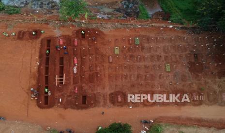 Foto aerial makam COVID-19 di TPU Pondok Ranggon, Jakarta