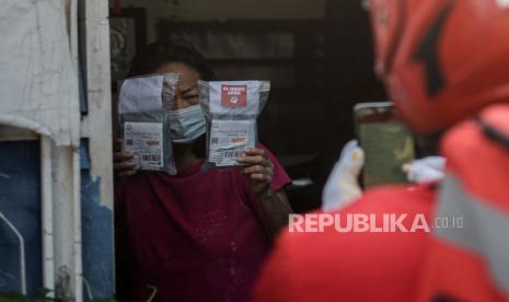 Kurir mengambil gambar saat mengirim paket di kawasan Johar Baru, Jakarta, Sabtu (17/7). Seorang pria yang memakai jaket ojol mencuri paket milik kurir ekspedisi Wahana di depan Gedung Graha Surveyor Indonesia di Jalan Jenderal Gatot Subroto, Kuningan Setiabudi, Jakarta Selatan, Rabu (25/8) siang. 