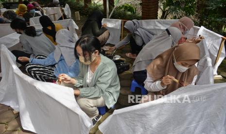 Peserta menyelesaikan pembuatan batik tulis Garutan saat pelatihan vokasional membatik tingkat dasar di Bukit Alamanda Resort, Tarogong Kidul, Kabupaten Garut, Jawa Barat, Selasa (9/3/2021). Dekranasda Kabupaten Garut bersama Diskop UKM menggelar pelatihan membatik yang diikuti 60 orang meliputi pelajar dan masyarakat guna meningkatkan minat terhadap batik tulis Garutan. 