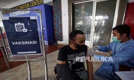 Petugas kesehatan menyuntikkan vaksin booster  COVID-19 di Terminal 2 Bandara Soekarno Hatta, Tangerang, Banten, Jumat (8/7/2022). PT Angkasa Pura cabang Bandara Soetta membuka gerai vaksin COVID-19 untuk mempermudah calon penumpang yang belum melakukan vaksinasi booster yang rencananya akan menjadi syarat wajib untuk bepergian dengan pesawat terbang. 