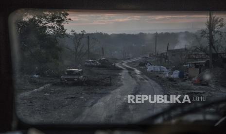 Reruntuhan mobil tergeletak di sepanjang jalan selama pertempuran sengit di garis depan di Severodonetsk, wilayah Luhansk, Ukraina, Rabu, 8 Juni 2022.