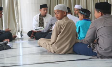 Wakaf: Alat ekonomi sosial penting dalam Islam adalah wakaf, selain infaq, zakat, dan sedekah