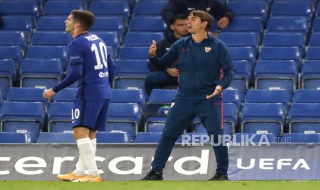  Pelatih kepala Sevilla, Julen Lopetegui, kanan, memberi isyarat saat pertandingan sepak bola Grup E Liga Champions antara Chelsea dan Sevilla di Stamford Bridge, London, Inggris, Selasa, 20 Oktober 2020.