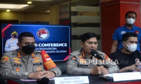 Kabid Humas Polda Metro Jaya Kombes Pol Endra Zulpan  (tengah)