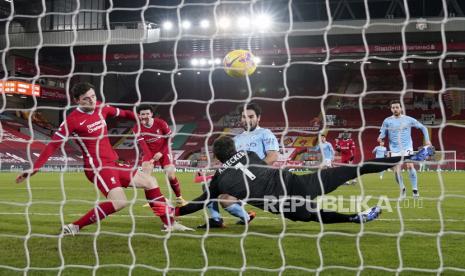 Ilkay Gundogan dari Manchester City, tengah, mencetak gol pembuka melewati kiper Liverpool Alisson selama pertandingan sepak bola Liga Utama Inggris antara Liverpool dan Manchester City di Stadion Anfield, Liverpool, Inggris, Minggu, 7 Februari 2021. 