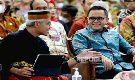 Menteri Pemberdayaan Aparatur Negara dan Reformasi Birokrasi (PAN-RB), Abdullah Azwar Anas terlibat perbincangan bersama dengan Gubernur Jawa Tengah, Ganjar Pranowo saat menghadiri acara Sosialisasi dan Asistensi Reformasi Brirokrasi Tematik dan Perubahan Road Map Reformasi Birokrasi 2020-2024, di gedung Gradhika Bhakti Praja, Kota Smarang, Kamis (30/3/2023). Ganjar tengah disorot publik karena ikut menolak timnas Israel. (ilustrasi) 