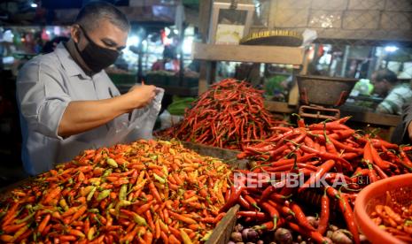 Pembeli memelih cabai rawit merah. Harga cabai makin mahal.