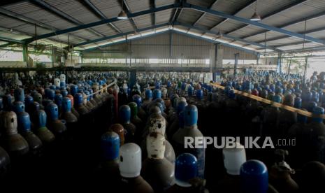 Deretan tabung oksigen di tempat pengisian oksigen Aneka Gas Industri di kawasan Cakung, Jakarta Timur, Rabu (30/6). Pemprov DKI Jakarta mengerahkan kendaraan dari berbagai Satuan Kerja Perangkat Daerah (SKPD) atau kedinasan di DKI Jakarta untuk mendistribusikan oksigen ke berbagai rumah sakit rujukan pasien Covid-19. Hal tersebut sebagai upaya mempercepat sirkulasi tabung oksigen yang sempat mengalami kelangkaan beberapa hari lalu akibat dari peningkatan harian kasus Covid-19 di DKI Jakarta. Republika/Thoudy Badai