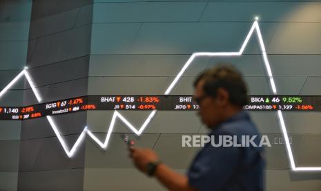 Karyawan beraktivitas di dekat layar elektronik yang menampilkan pergerakan Indeks Harga Saham Gabungan (IHSG) di Bursa Efek Indonesia (BEI), Jakarta.