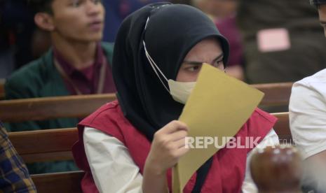 Terdakwa kasus narkoba jaringan Internasional Adelia Putri Salma duduk menunggu sidang di Pengadilan Negeri Tanjungkarang, Bandar Lampung, Lampung, Selasa (30/1/2024). 