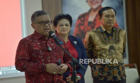 Sekjen PDI Perjuangan Hasto Kristiyanto bersama para narasumber memberikan keterangan pada media.