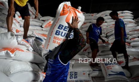 Pekerja mengangkat beras saat bongkar muat di Pasar Induk Beras Cipinang, Jakarta, Rabu (4/10/2023).