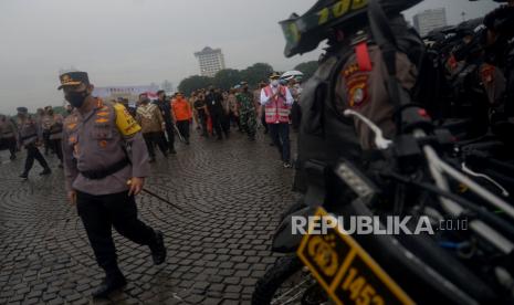 Kapolri Jenderal Pol Listyo Sigit Prabowo usai menghadiri Apel Gelar Pasukan Operasi Ketupat 2022 di Silang Monas, Jakarta, Jumat (22/4/2022). Operasi Ketupat 2022 ini bertujuan untuk menjamin masyarakat aman dan sehat dalam perayaan Idul Fitri 1443 H.Prayogi/Republika.