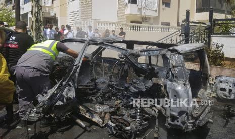 Petugas memeriksa sisa-sisa mobil yang terbakar akibat serangan Israel di kota pelabuhan selatan Sidon, Senin (26/8/2024). Israel dan Hizbullah kembali saling melancarkan serangan,Kali ini, Israel menyerang desa Tair Harfa di perbatasan Lebanon dan wilayah kota pesisir Sidon. Serangan Israel itu mengenai sebuah mobil. Namun, belum jelas tentang adanya korban jiwa dalam serangan tersebut.